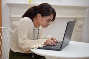 猫背予防は、背すじを伸ばして鎖骨を横に開くことです。